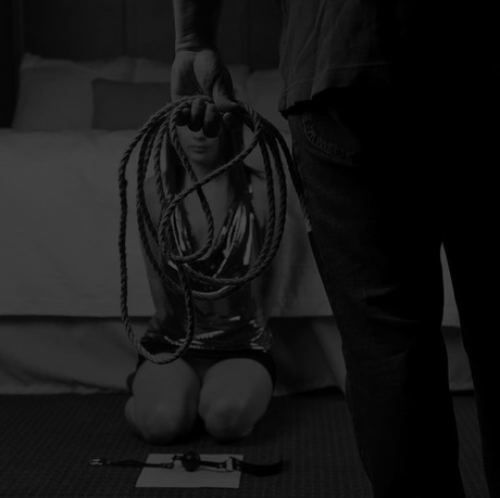 Shibari-Bondage während einer BDSM-Session mit Gigolo