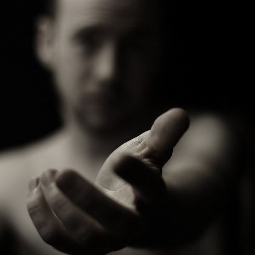Ein BDSM-Gigolo reicht dir seine Hand