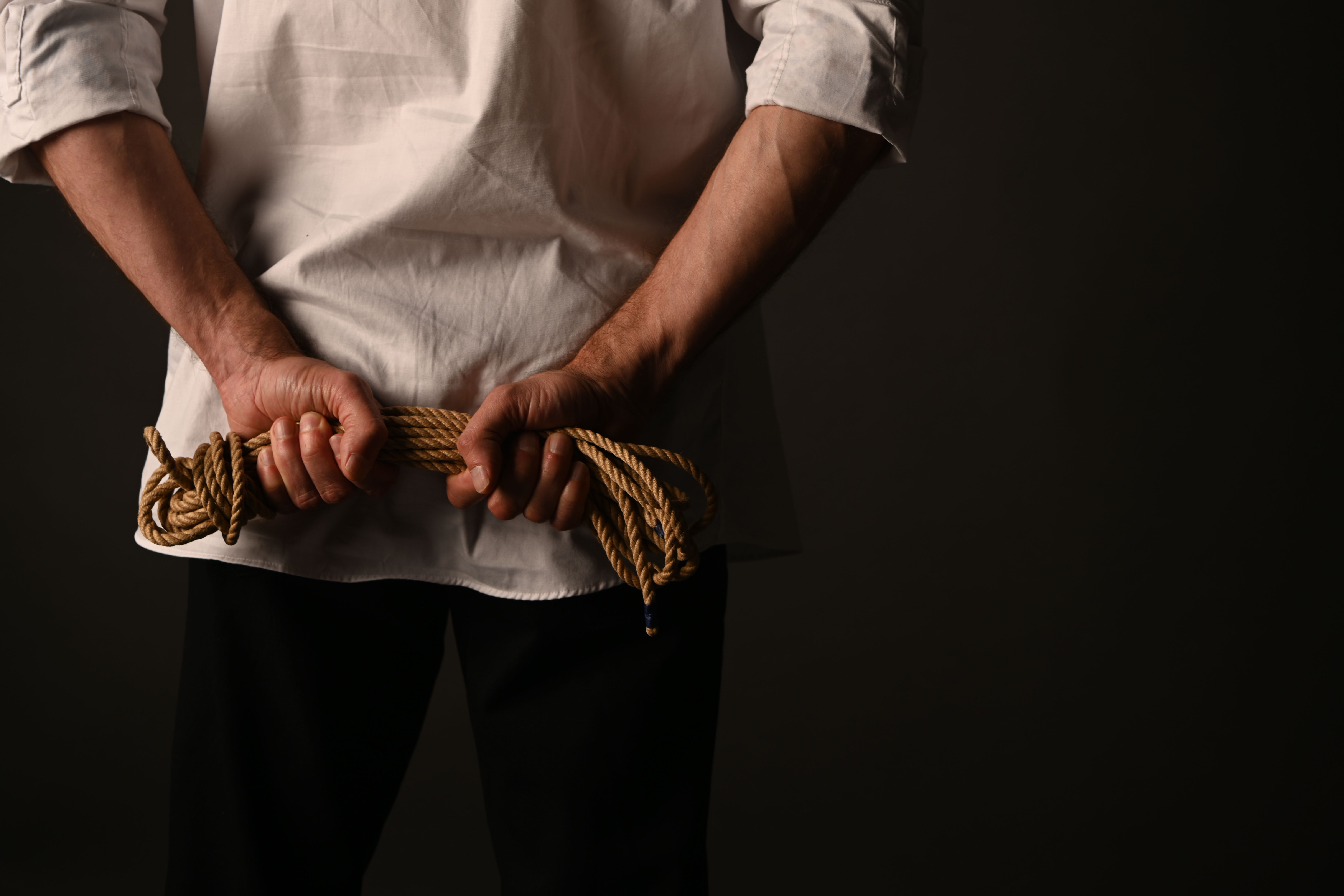 BDSM gigolo huren, bondagetouw in mijn handen