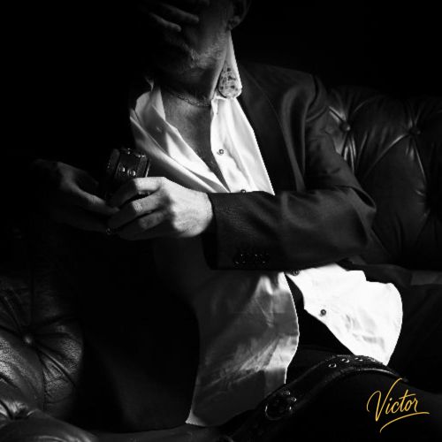 Victor, ervaren bdsm gigolo met leren boeien